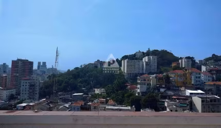 Apartamento tipo casa duplex com 3 quartos e varandão, em Santa Teresa