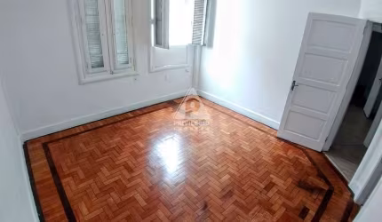 Oportunidade no Centro, 3 quartos com dependência em prédio misto.