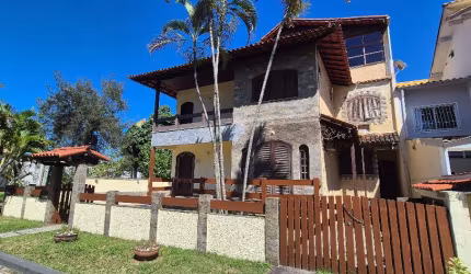 Casa para venda com 300 metros quadrados com 4 quartos
