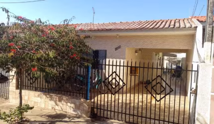 Casa com 2 quartos à venda na Rua Sérgio Bittencourt, Jardim América, Maringá por R$ 320.000