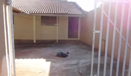 IMOVEL COM 2 CASAS  NO REQUIAO