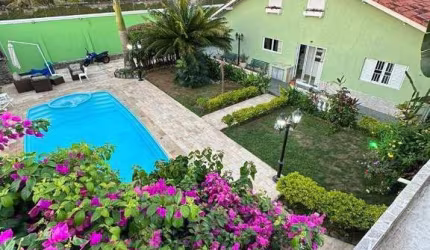 Lindíssima CASA em 2 Lotes de 600m, pertinho do Mar. Venha conhecer  e se apaixonar.
