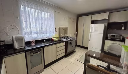 Casa averbada com piscina em condomínio fechado.