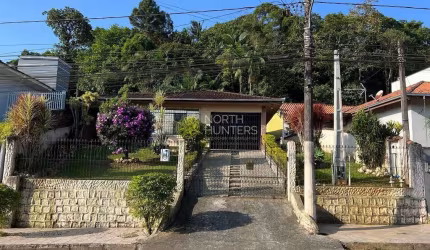 Casa Averbada com terreno de 1013m², com 3 dormitórios