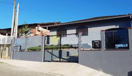 Oportunidade: Casa com 140m² de área construida em alvenaria, estuda  troca por apartamento na regi