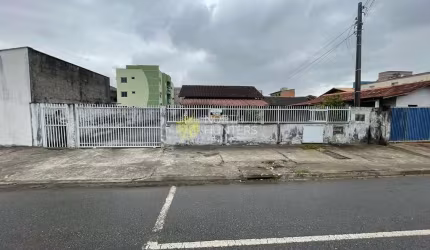 Oportunidade p/ investidores!! Terreno com 3 Casas e viabilidade para nova construção.