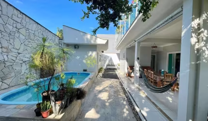 Casa Averbada com 4 dormitórios à venda, 325 m² - Iririú