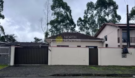Casa à venda, com piscina.  Espinheiros, Joinville, SC
