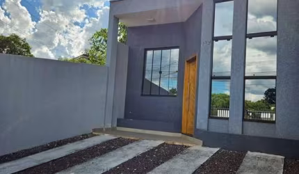 Casa com três quartos um sendo suite