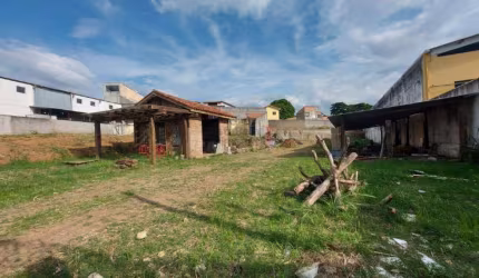Terreno para Locação com 1.270 m², com pequeno galpão e escritório com banheiro.
