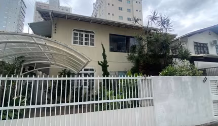Casa de Excursão com 11 suítes em Meia Praia