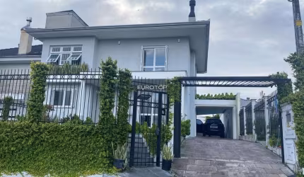 Excelente casa com 3 dormitórios, suíte, closet e piscina!