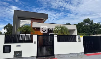 Casa à venda em Potecas, São José - SC | 3 dormitórios sendo 1 suíte