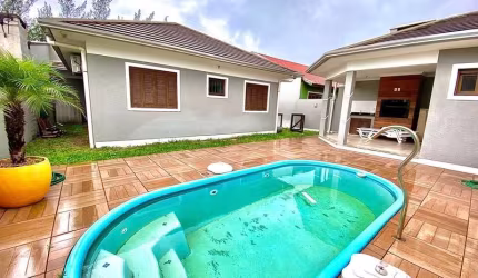 Casa á venda com 3 dormitórios e piscina na praia