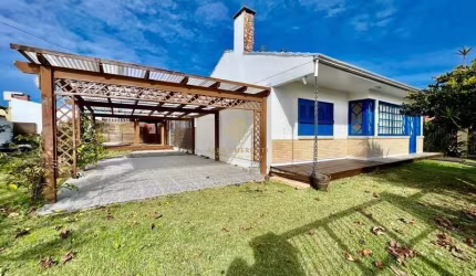 Casa com 2 terrenos bem pertinho do mar