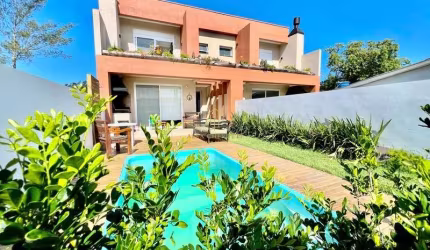 Sobrado com piscina, mobiliada e decorada perto do mar