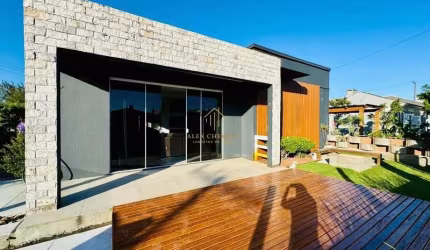Casa na praia, 3 dormitórios, piscina, mobiliada e decorada