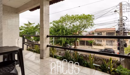 Casa no Novo Paraíso, sobrado com 250m², 5 quartos