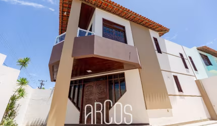 Casa na Atalaia, duplex com 3 suítes, a 100m da praia