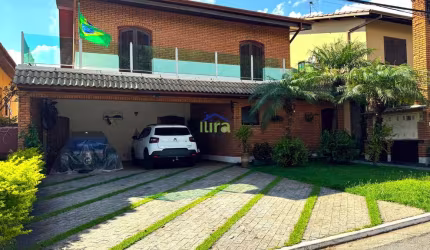 Casa à venda de 360M²,  4 Dormitórios, 2 suítes, vista  para uma área verde, 6 vagas no Residencial