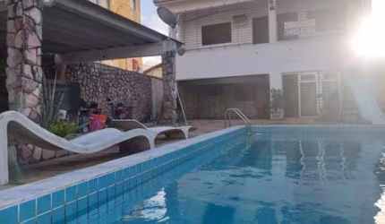 Casa Residencial com 4 Quartos sendo 3 Suítes, Piscina, 3 vagas!
