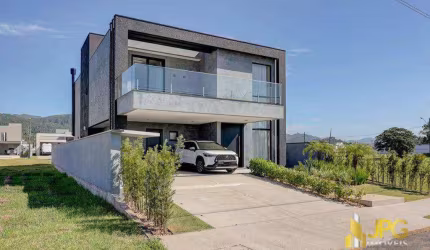 Luxuosa Casa no Condomínio Caledônia