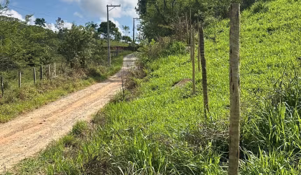 Natur Garden ll chácaras o novo conceito de residencial, em Aruja!.  Situado em Aruja, divisa com Santa Isabel no bairro Retiro próximo a escolas, comércios e mercadinhos. •Acesso 1km do asfalto, (óti