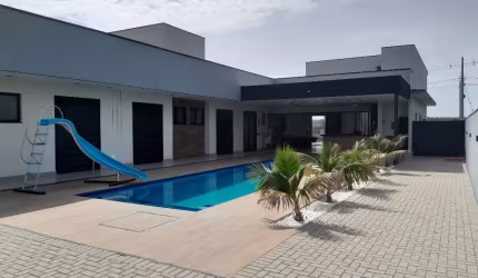 Ampla e linda casa térrea recém construída no Condomínio Alta Vista.
