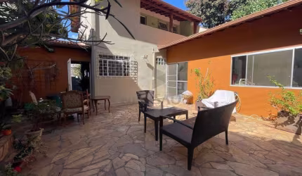 Casa à venda, 4 quartos, 1 suíte, 3 vagas, Sagrada Família - Belo Horizonte/MG