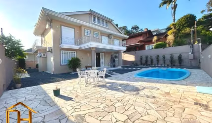 Casa residencial em condomínio fechado no bairro Glória, 5 quartos, sendo 4 suítes, 1 escritório