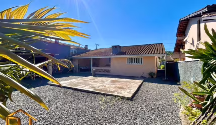 Excelente casa com 3 quartos, sendo 1 suíte com closet no bairro Vila Nova