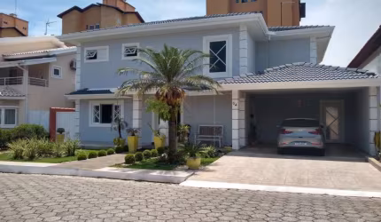 Excelente casa em condomínio em Jacareí. 350m²- 5 quartos, 3 suítes, piscina. Ótima localização