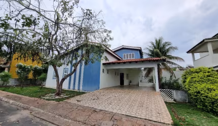 Aluga-se casa em condomínio fechado por R$3.500,00  (mensal)