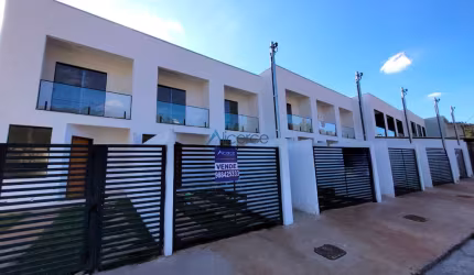 Casa duplex com 02 quartos, sendo 01 suíte, garagem e quintal, no Residencial São Luiz, bairro Grama