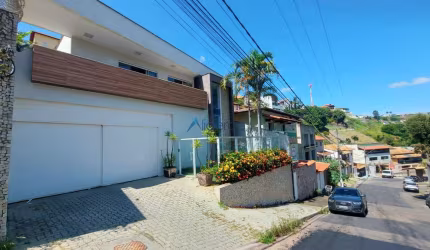 Belíssima casa no Quintas da Avenida!
