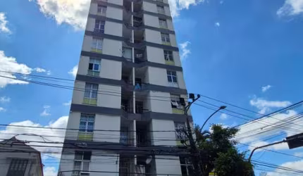 Apartamento de frente: 01 quarto e sala com elevador na Avenida dos Andradas.