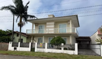 Lindo Sobrado com 3 suítes em Barra velha.