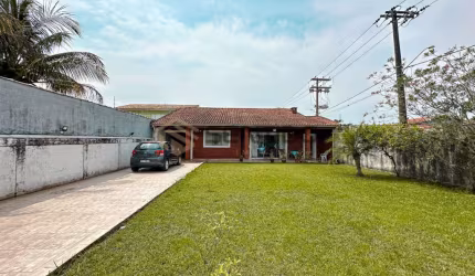 Casa Térrea com 3 Dormitórios, Piscina e Poucos Metros do Mar - Itanhaém SP | Litoral Sul
