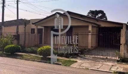 Casa térrea, a 50 metros da Av. Maringá, em frente ao ginásio de esportes.