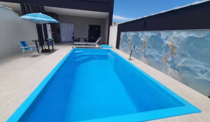EXCELENTE CASA COM PISCINA A POUCOS METROS DA PRAIA - NOVA