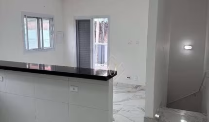 Maravilhosa sobreposta alta, com churrasqueira, super bem localizada no bairro da Enseada !!