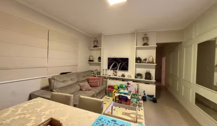 GARAGEM FECHADA, PRÉDIO DE 3 ANDARES COM ELEVADOR, REFORMADO, À 2 QUADRAS DA PRAIA EM SANTOS!!