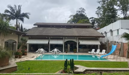 EXCELENTE SOBRADO - PISCINA - LOCALIZAÇÃO PRIVILEGIADA