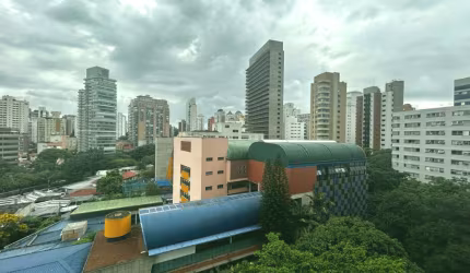 EXCELENTE APTO MOBILIADO - VARANDA - LAZER - LOCALIZAÇÃO PRIVILEGIADA