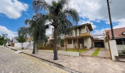 Casa 04 dormitórios com uma suíte no bairro São José