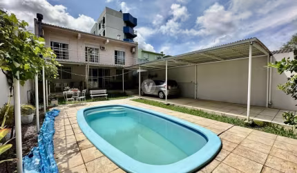 Belíssima casa com piscina em região central.