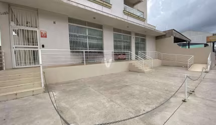 Excelente loja comercial com um  amplo espaço de 700 m²!