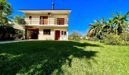 Casa com um pátio grande piscina lareira churrasqueira  na parque pinheiro macha