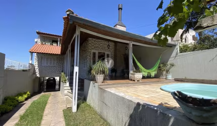 Casa 298m², amplo pátio com piscina Central