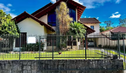 Casa com 4 dormitórios à venda no bairro Centro em Timbó/SC